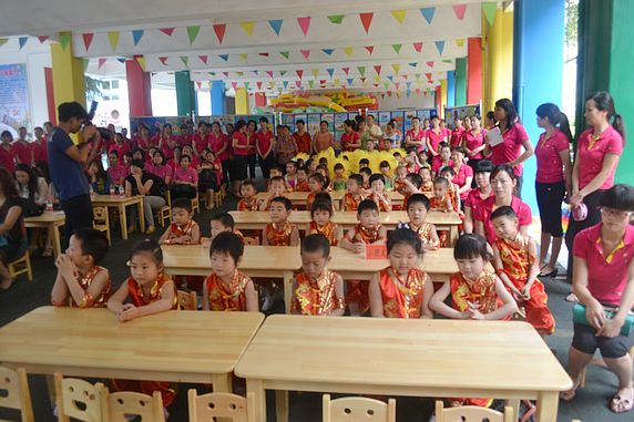  Donating Ceremony of Estee Lauder’s Care for Stay-at-Home Children