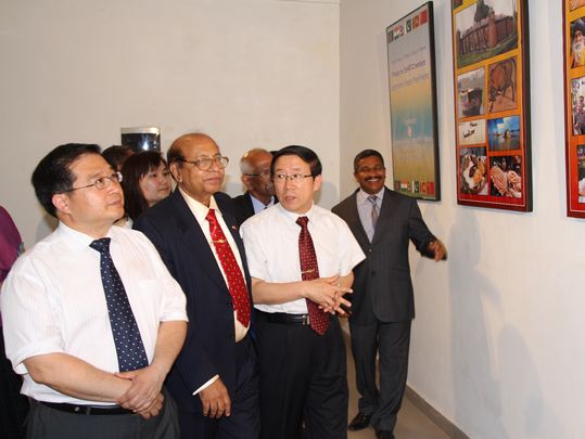 Vice President Feng Zuoku enjoying the photos of South Asia-China Cultural Photo Exhibition 