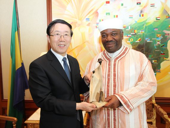 Vice President Feng Zuoku Receiving the Gift from President Omdimba 
