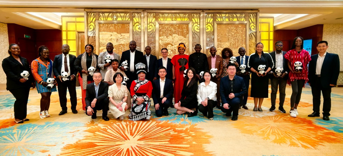 1753931158966517.jpg 合影.jpg