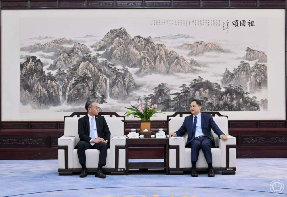 President Yang Wanming Meets with Governor of Nagasaki Prefecture Kengo Oishi